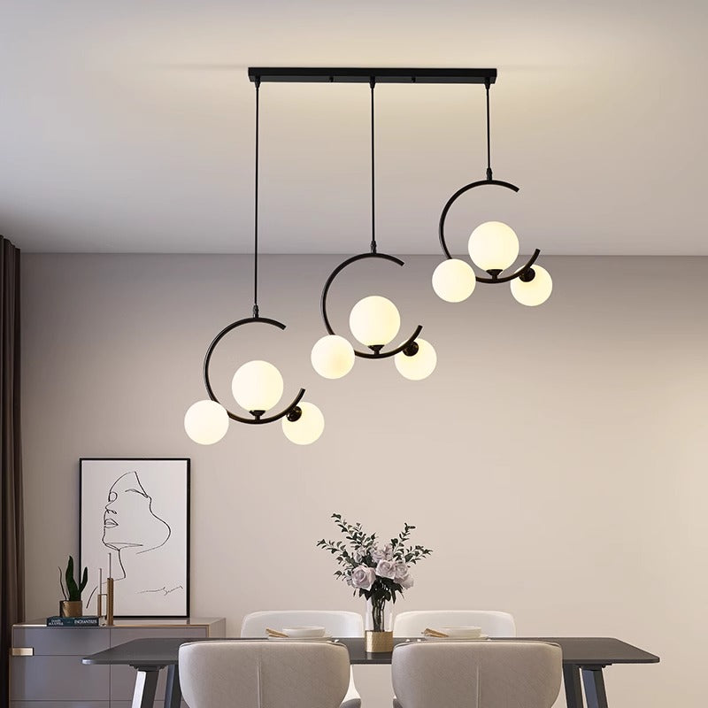 Moderne LED-pendellampe med justerbar høyde, akryl og glass, skaper luksuriøs stemning i stue eller spisestue.