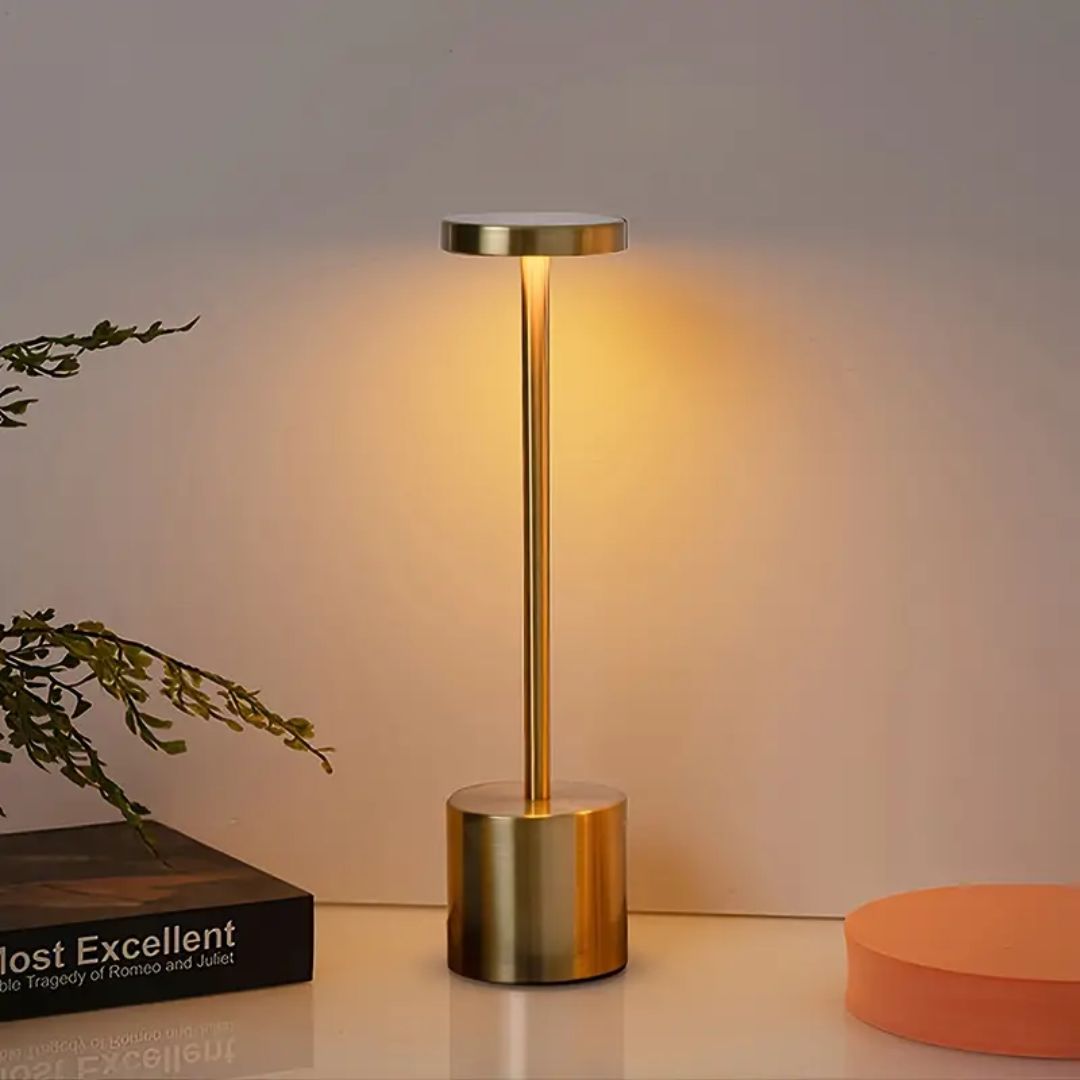 Elegant LED leselampe med moderne design, touch sensor og trådløs funksjon, perfekt for interiør.