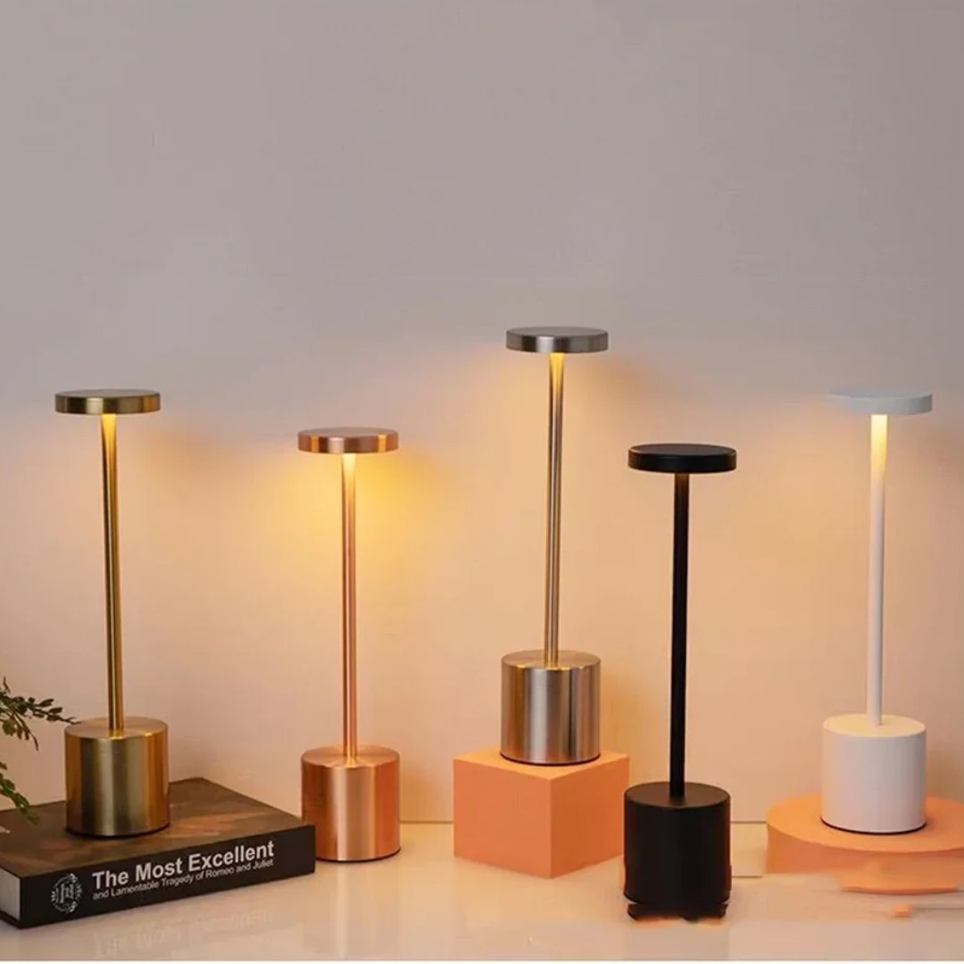Stilren LED skrivebordslampe, oppladbar og trådløs med touch sensor for fleksibel belysning.