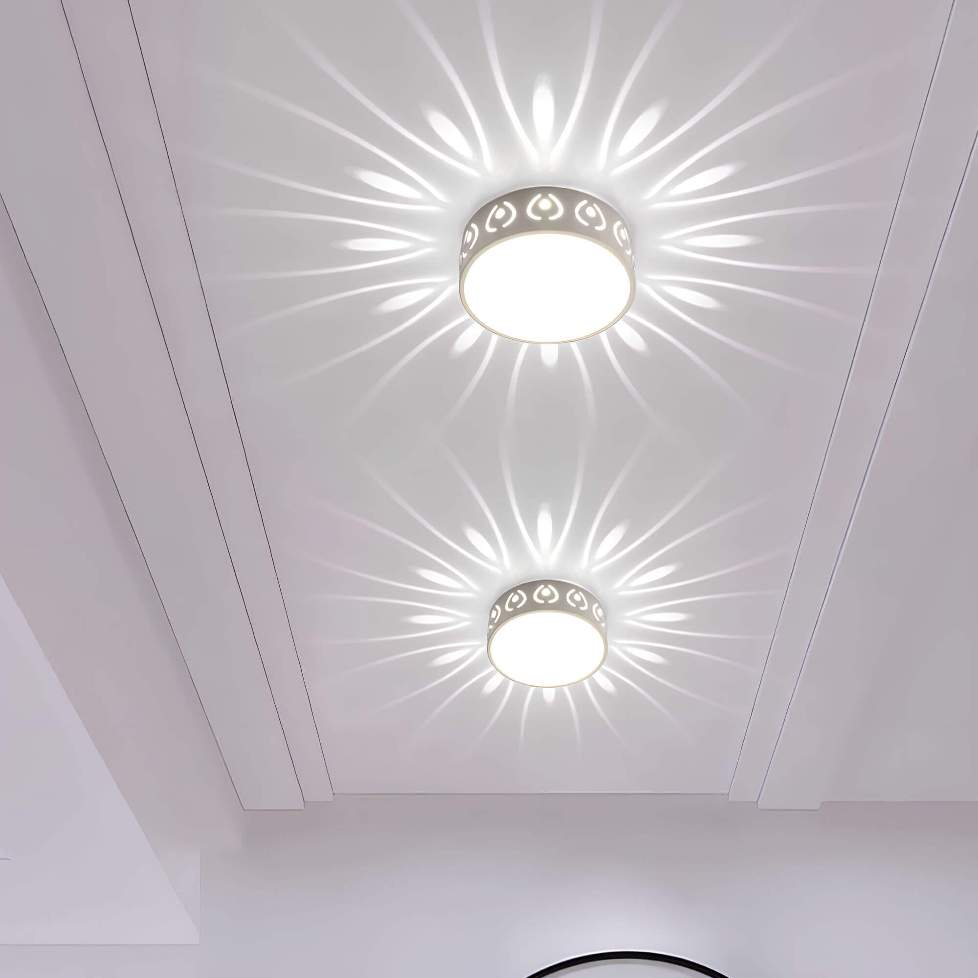 Stilren LED-taklampe med moderne design for korridor og balkong. Overflatemontert og vanntett belysning.