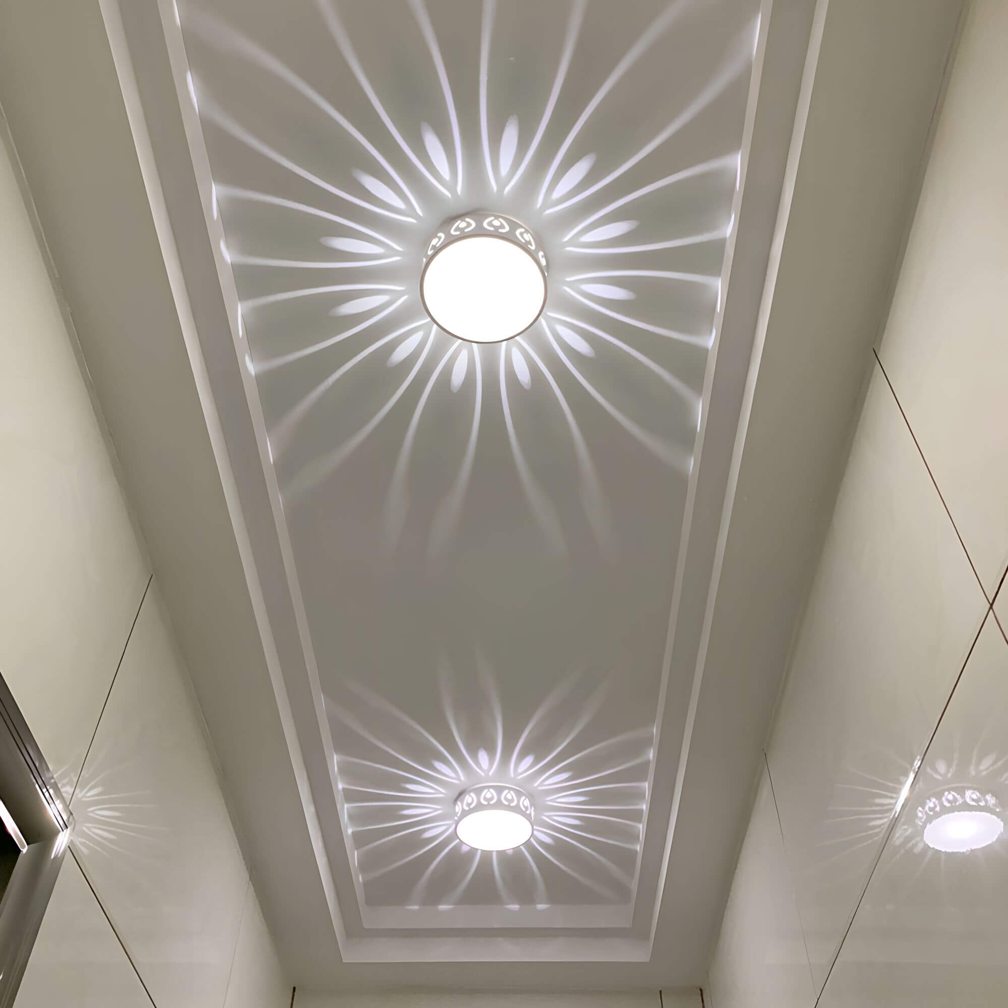 Slank, hvit LED-taklampe for både innendørs og utendørs bruk. Moderne design, vanntett for entré/balkong.