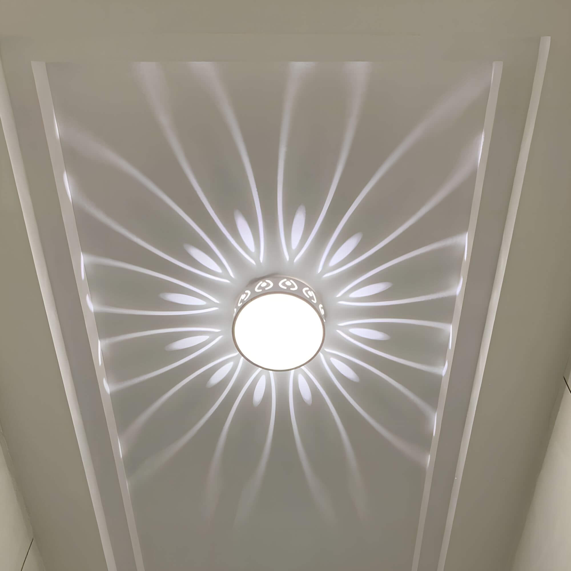 Praktisk LED-taklampe i moderne utførelse, perfekt for gang og balkong. Energieffektiv og robust vanntett design.