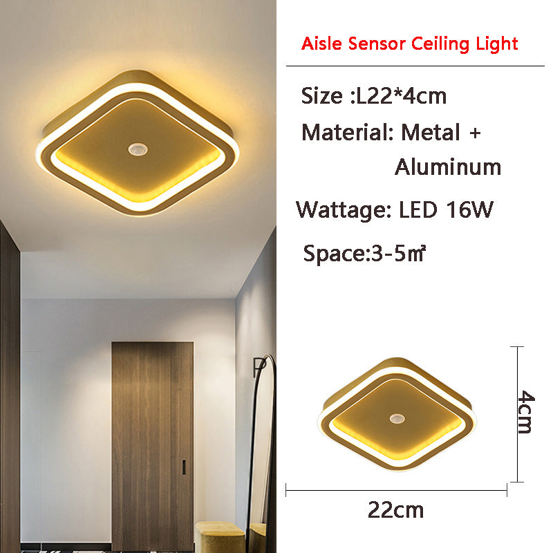 "Moderne LED-taklampe i metall med bevegelsessensor, energieffektiv, i svart og gull, stilrent design."