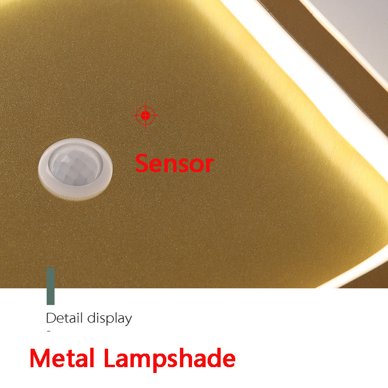 "Moderne LED-taklampe i metall med bevegelsessensor, energieffektiv, i svart og gull, stilrent design."
