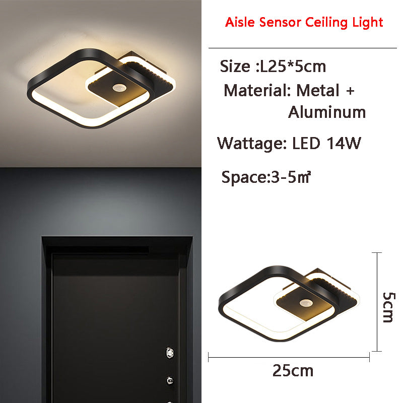 "Moderne LED-taklampe i metall med bevegelsessensor, energieffektiv, i svart og gull, stilrent design."