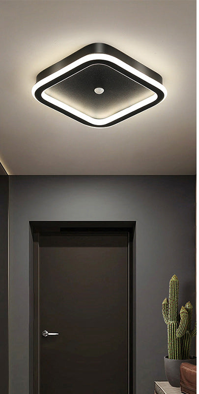 "Moderne LED-taklampe i metall med bevegelsessensor, energieffektiv, i svart og gull, stilrent design."