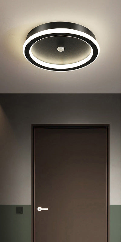 "Moderne LED-taklampe i metall med bevegelsessensor, energieffektiv, i svart og gull, stilrent design."