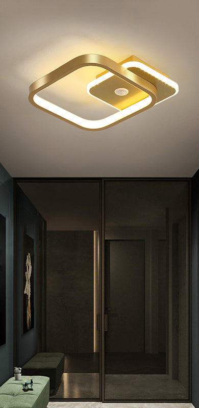 "Moderne LED-taklampe i metall med bevegelsessensor, energieffektiv, i svart og gull, stilrent design."