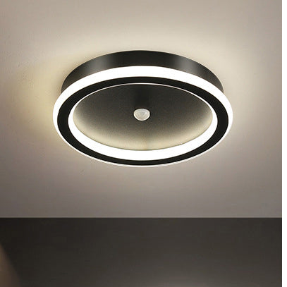 "Moderne LED-taklampe i metall med bevegelsessensor, energieffektiv, i svart og gull, stilrent design."