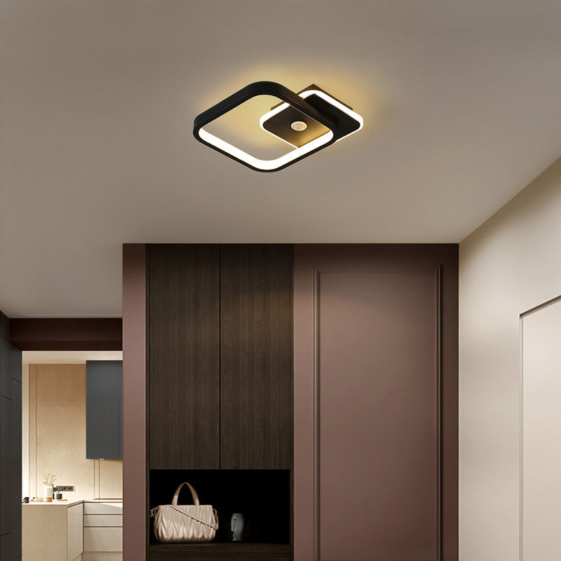 "Moderne LED-taklampe i metall med bevegelsessensor, energieffektiv, i svart og gull, stilrent design."