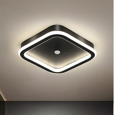 "Moderne LED-taklampe i metall med bevegelsessensor, energieffektiv, i svart og gull, stilrent design."