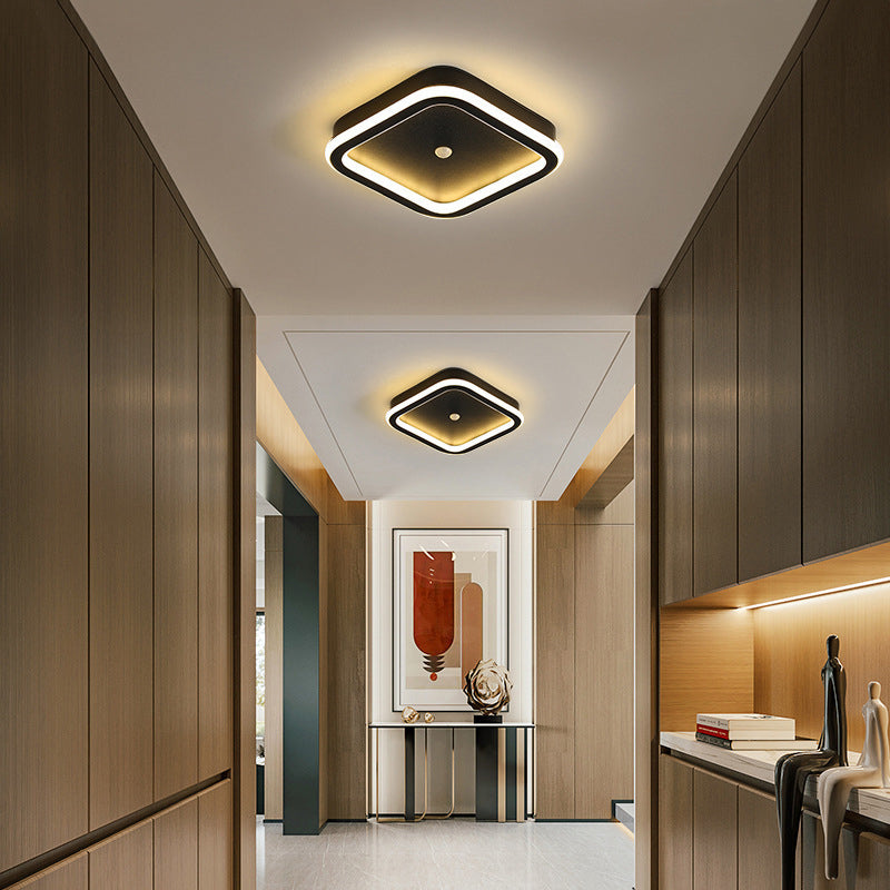 "Moderne LED-taklampe i metall med bevegelsessensor, energieffektiv, i svart og gull, stilrent design."
