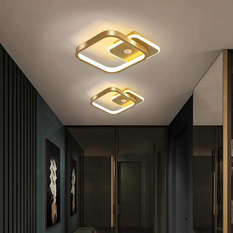 "Moderne LED-taklampe i metall med bevegelsessensor, energieffektiv, i svart og gull, stilrent design."