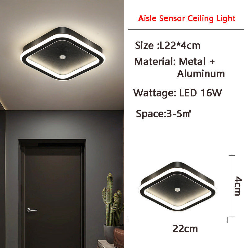 "Moderne LED-taklampe i metall med bevegelsessensor, energieffektiv, i svart og gull, stilrent design."