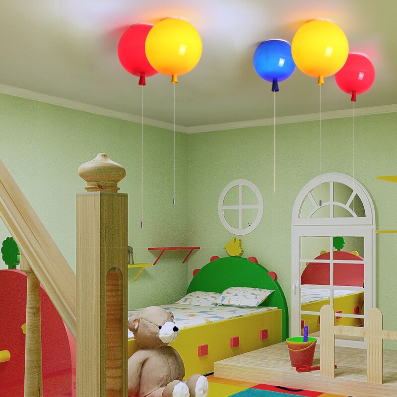 Stilren minimalistisk taklampe med LED. Perfekt designlampe for moderne interiør i stue.