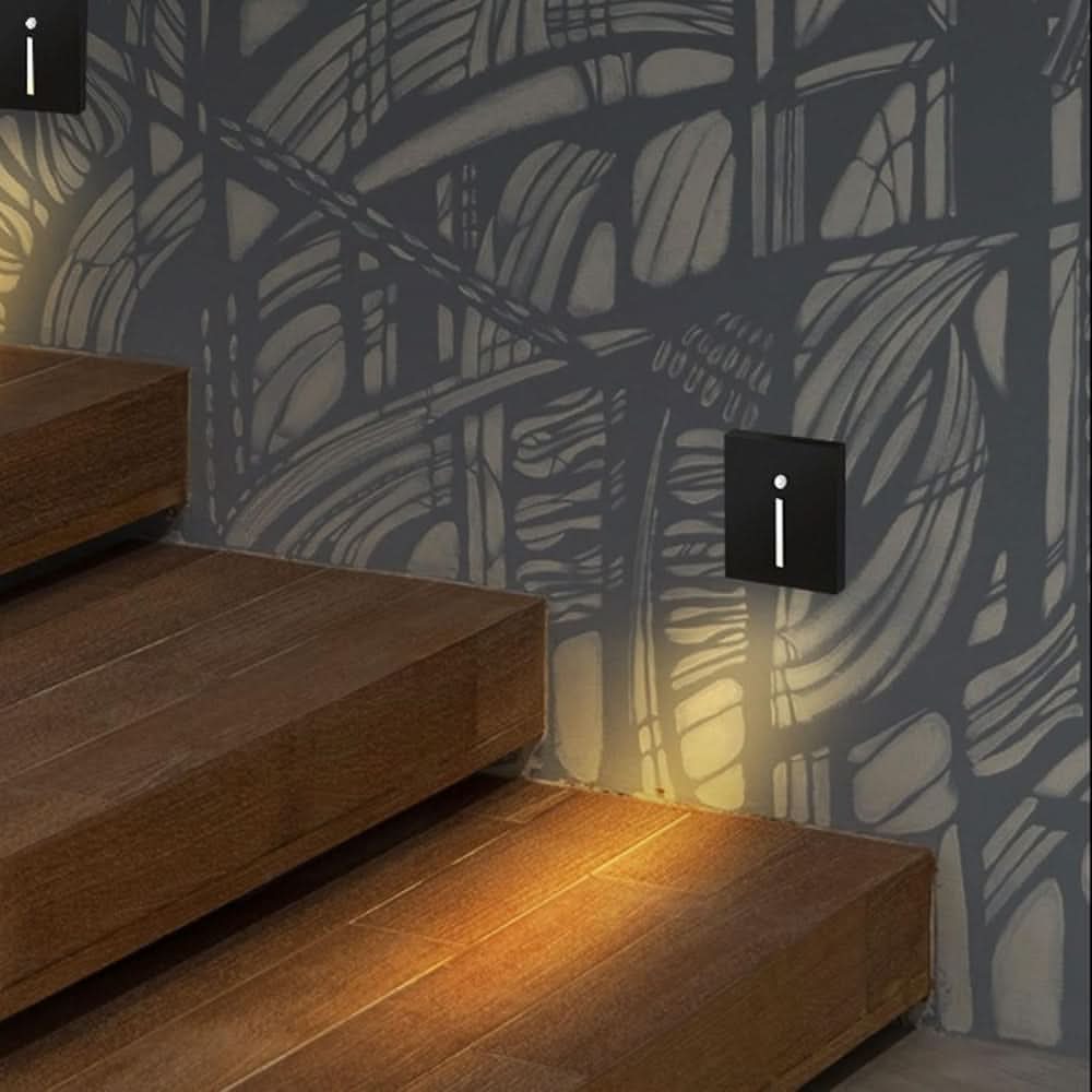 Moderne LED trinnlys med bevegelsessensor for stilfull og energieffektiv innendørs belysning.