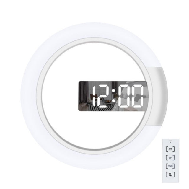 Moderne LED veggklokke med digital tidsvisning og elegant design, perfekt for hjemmeinnredning.