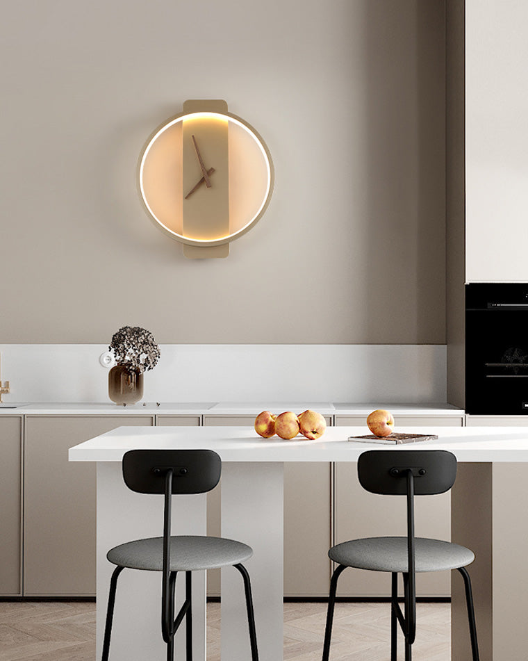LED-veggklokke i gullfarge, gir tidløs eleganse og belysning til din stue.
