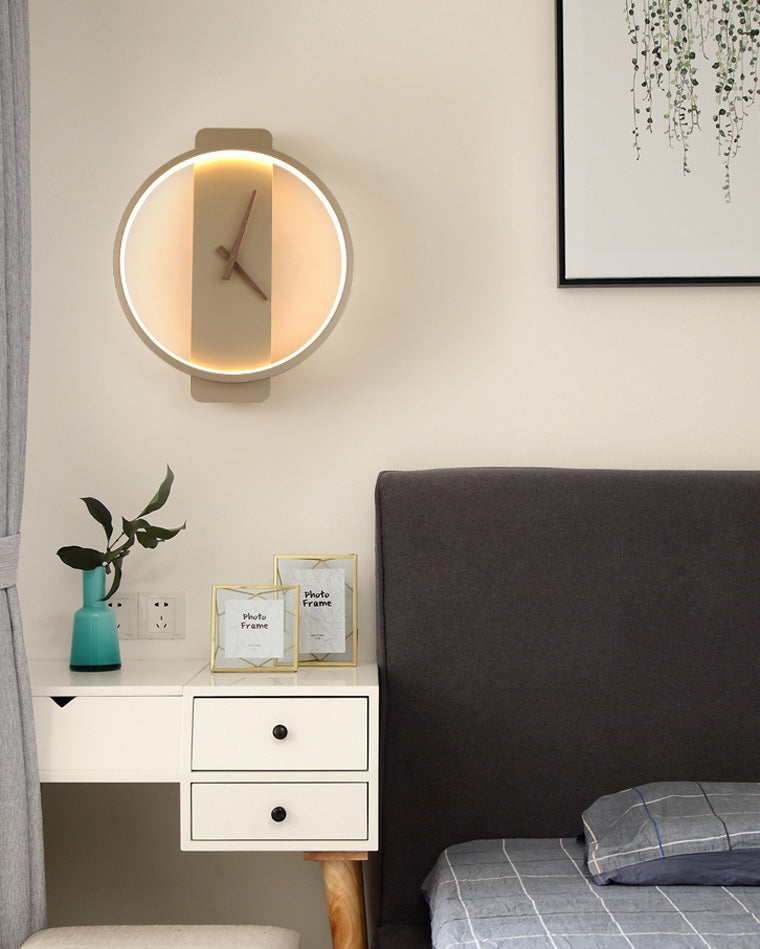 Smart LED veggur med tydelig digital skjerm, passer inn i moderne hjemmeinnredning.