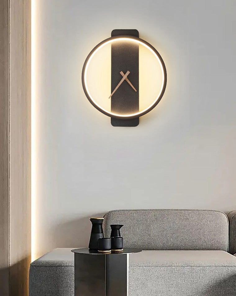 Svart moderne LED klokke for vegg, digital og elegant for enhver stue eller kontor.