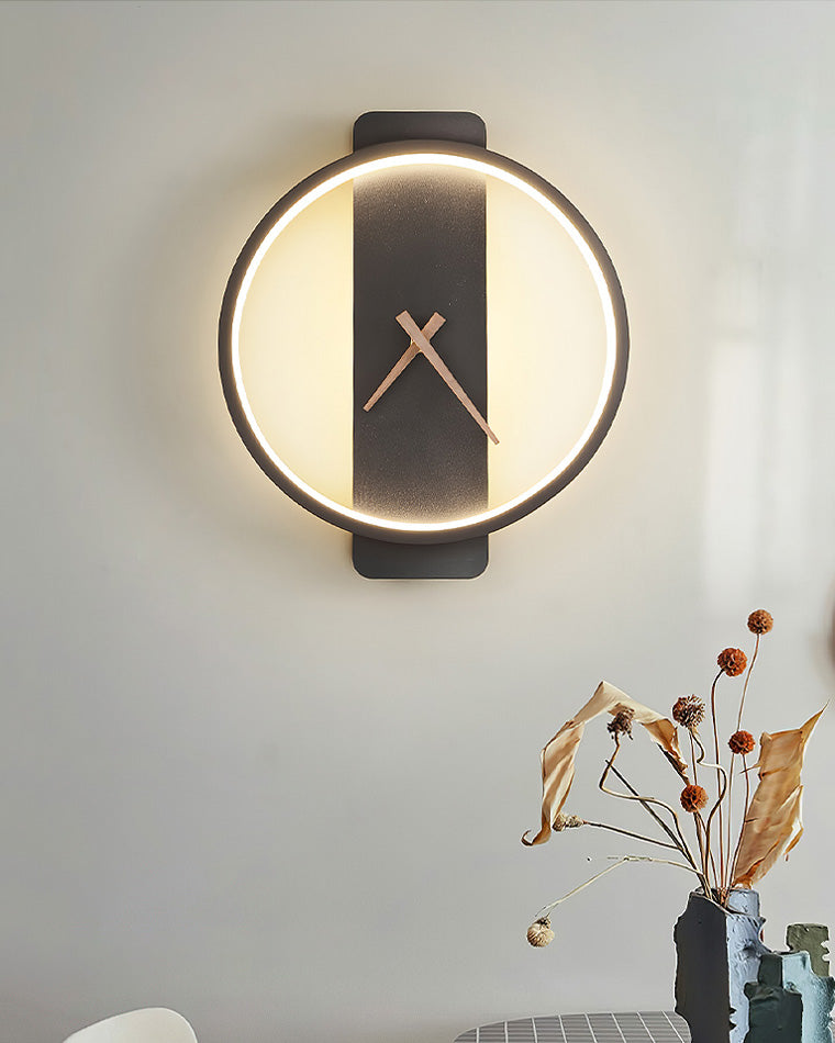 Funksjonell LED veggklokke, digital visning med belysning, ideell for moderne dekorasjon.