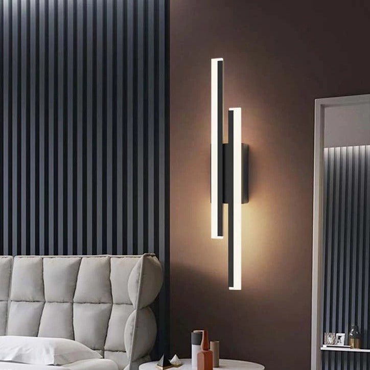 Moderne LED vegglampe som gir varmt stemningslys og et elegant preg i stuen.