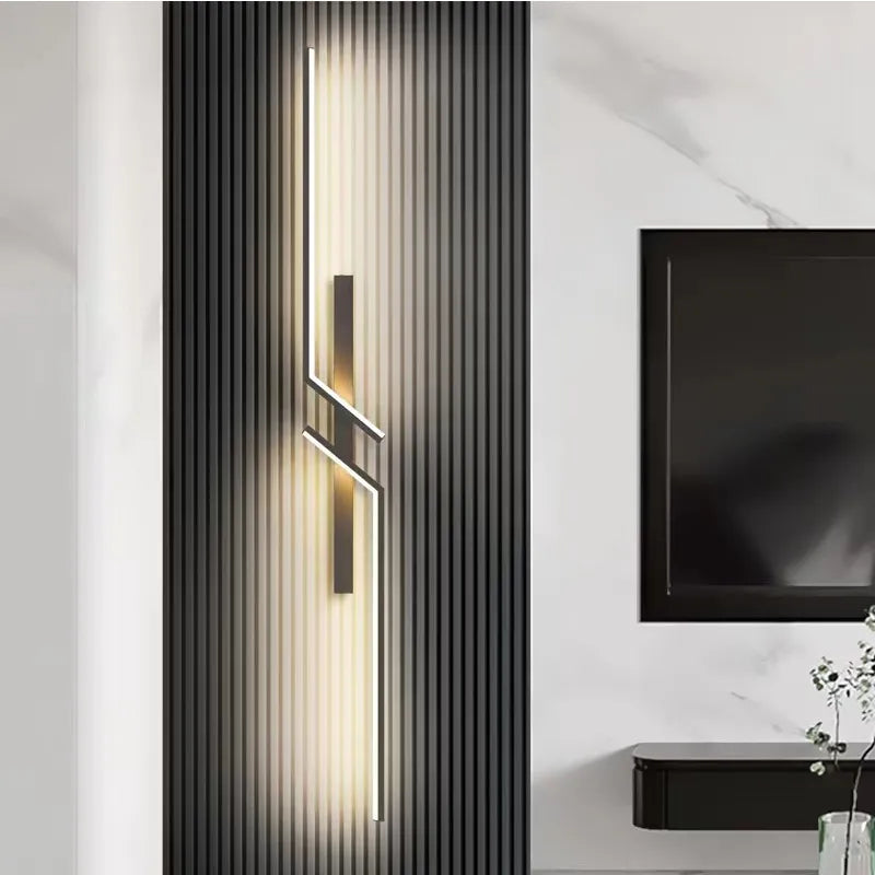 Elegant og moderne vegglampe som passer perfekt for både stuebelysning og soveromslampe. Kunstnerisk interiørdetalj.