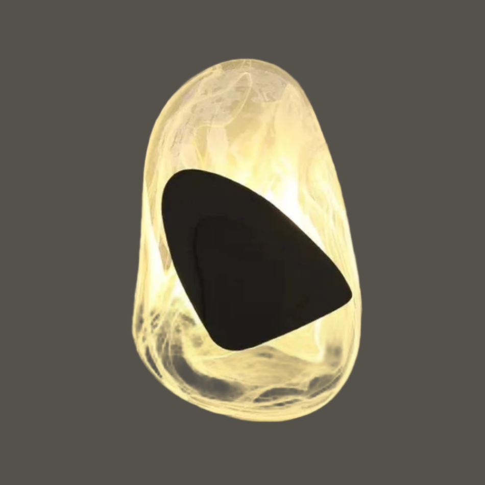 Moderne LED vegglampe i glass, gull og svart. Elegant design med mykt lys for stilfull innredning i stue eller soverom.