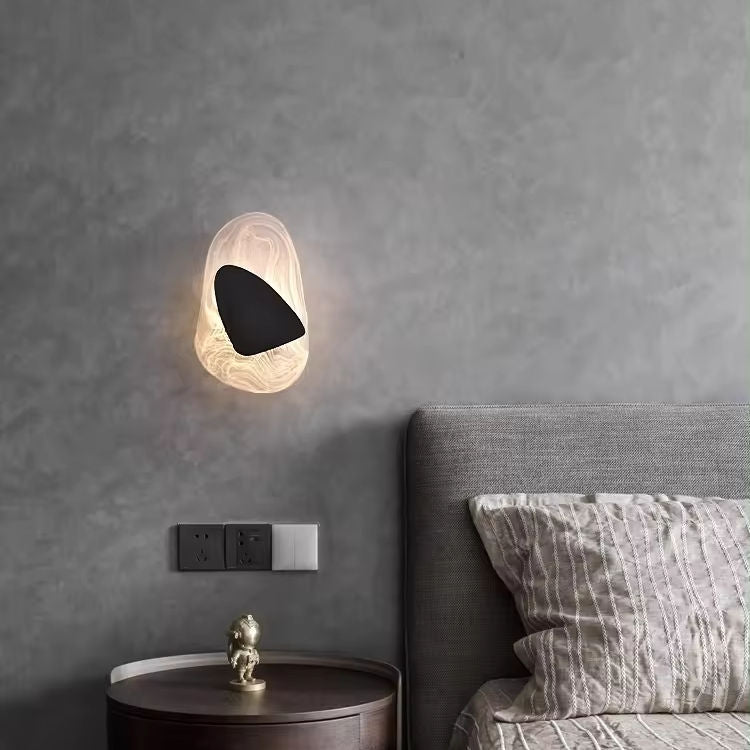 Moderne LED vegglampe i glass, gull og svart. Elegant design med mykt lys for stilfull innredning i stue eller soverom.