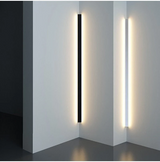Funksjonell LED vegglampe med moderne og minimalistisk stil. Gir effektiv innendørs belysning.