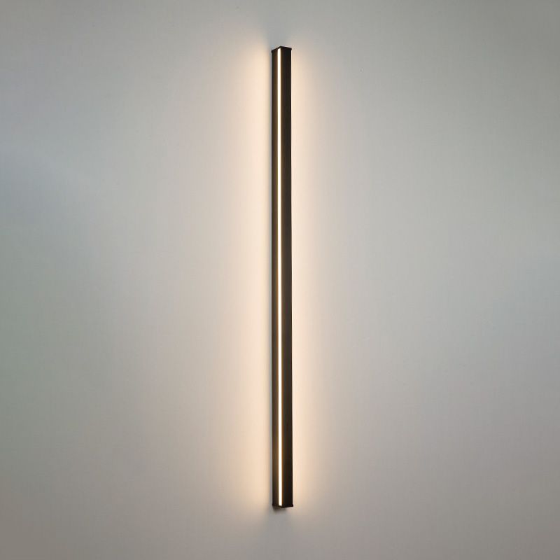Slank og moderne LED vegglampe med matt finish. Minimalistisk design for stilrent interiørlys.