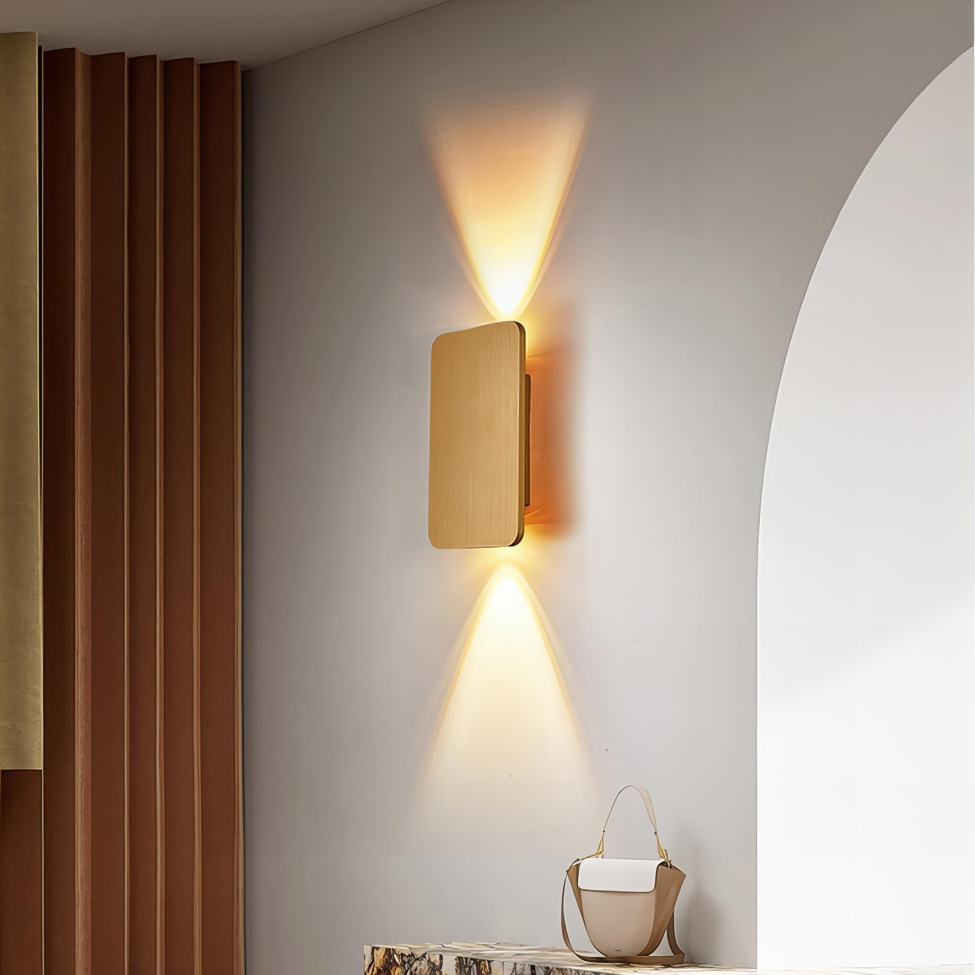 "Moderne LED vegglampe med justerbar rektangulær design, metallisk overflate, opp- og ned-belysning, for interiør."