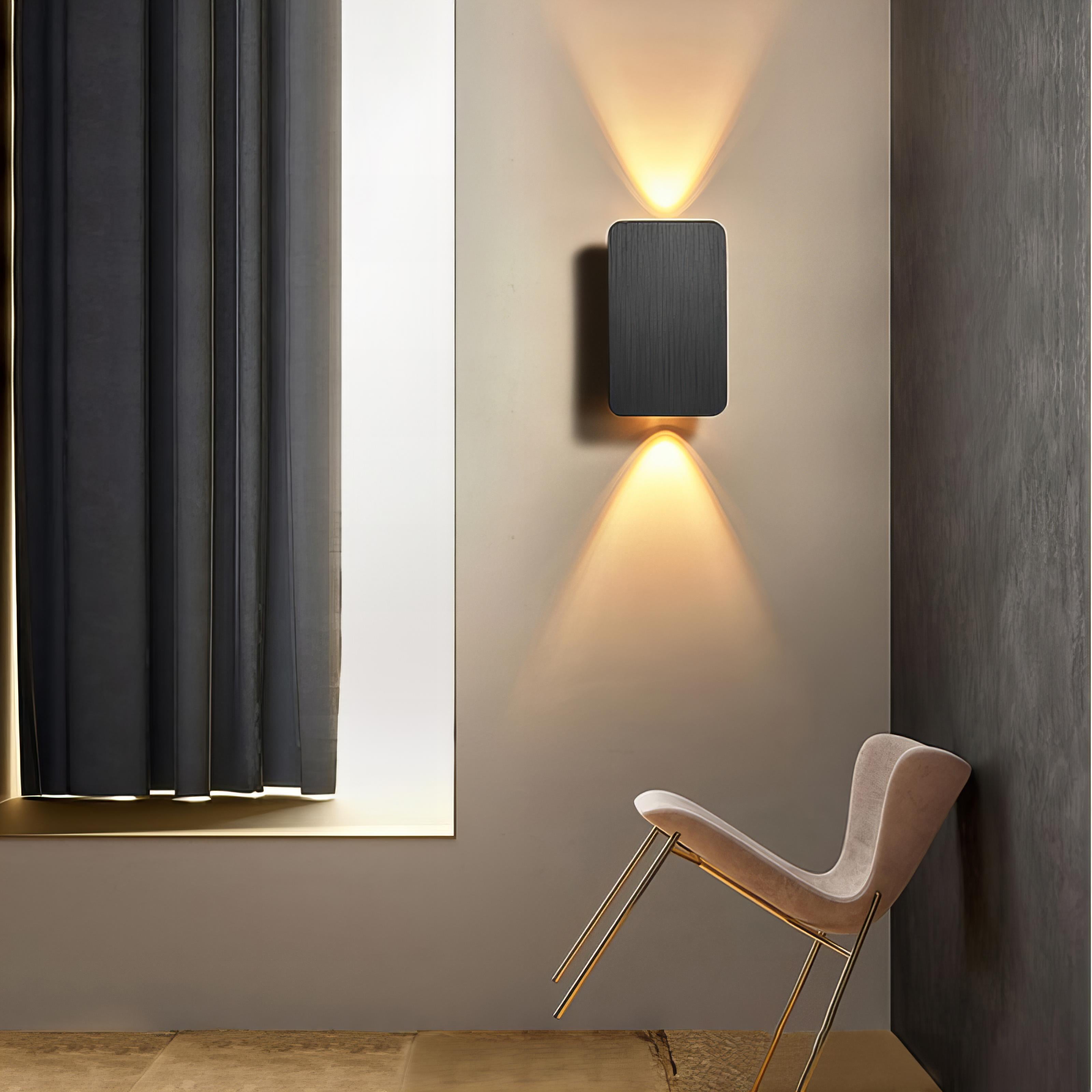 "Moderne LED vegglampe med justerbar rektangulær design, metallisk overflate, opp- og ned-belysning, for interiør."