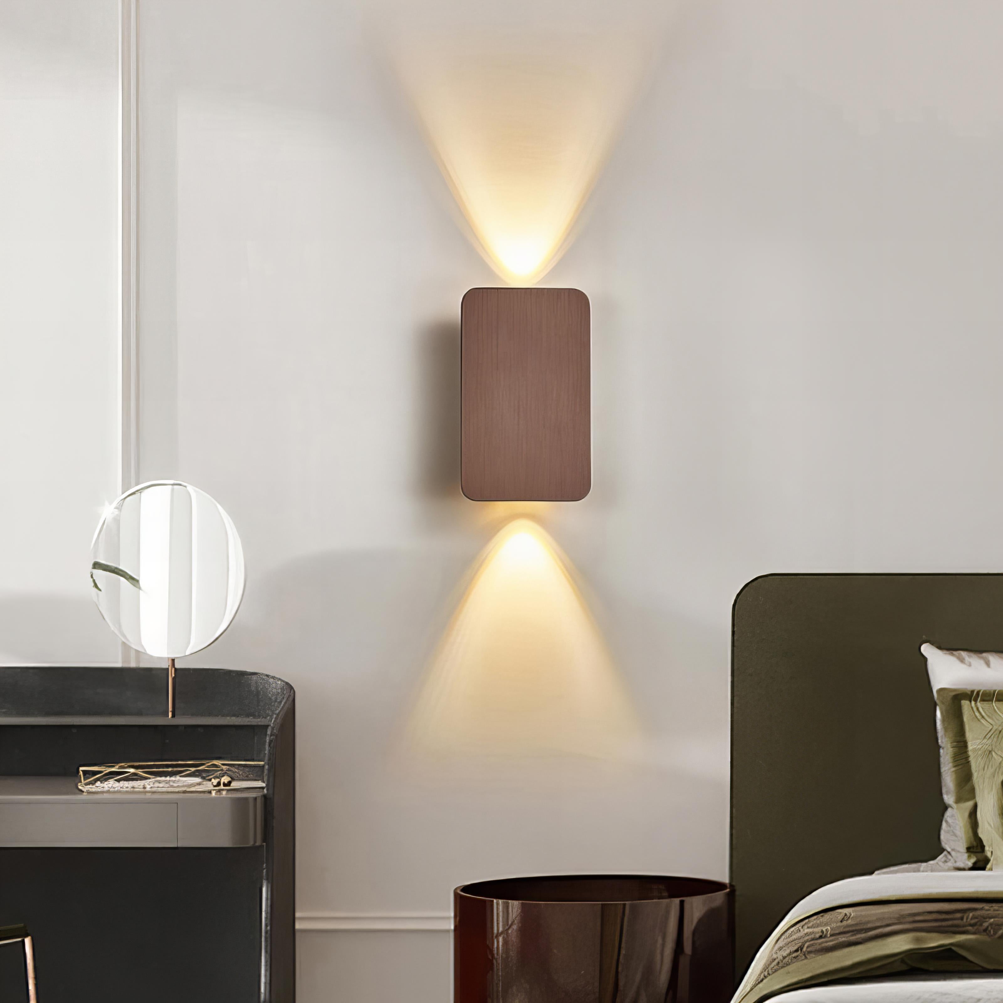"Moderne LED vegglampe med justerbar rektangulær design, metallisk overflate, opp- og ned-belysning, for interiør."