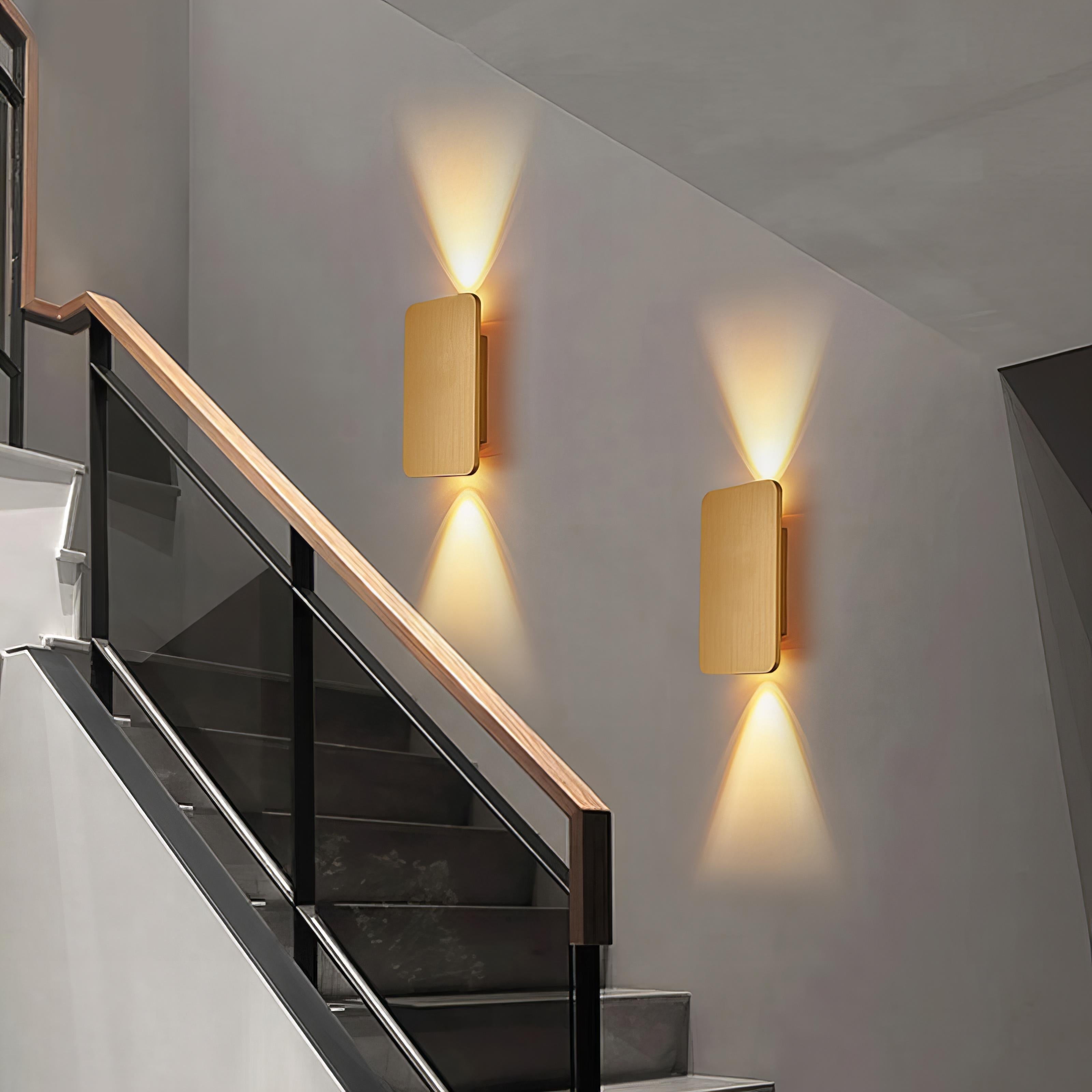 "Moderne LED vegglampe med justerbar rektangulær design, metallisk overflate, opp- og ned-belysning, for interiør."