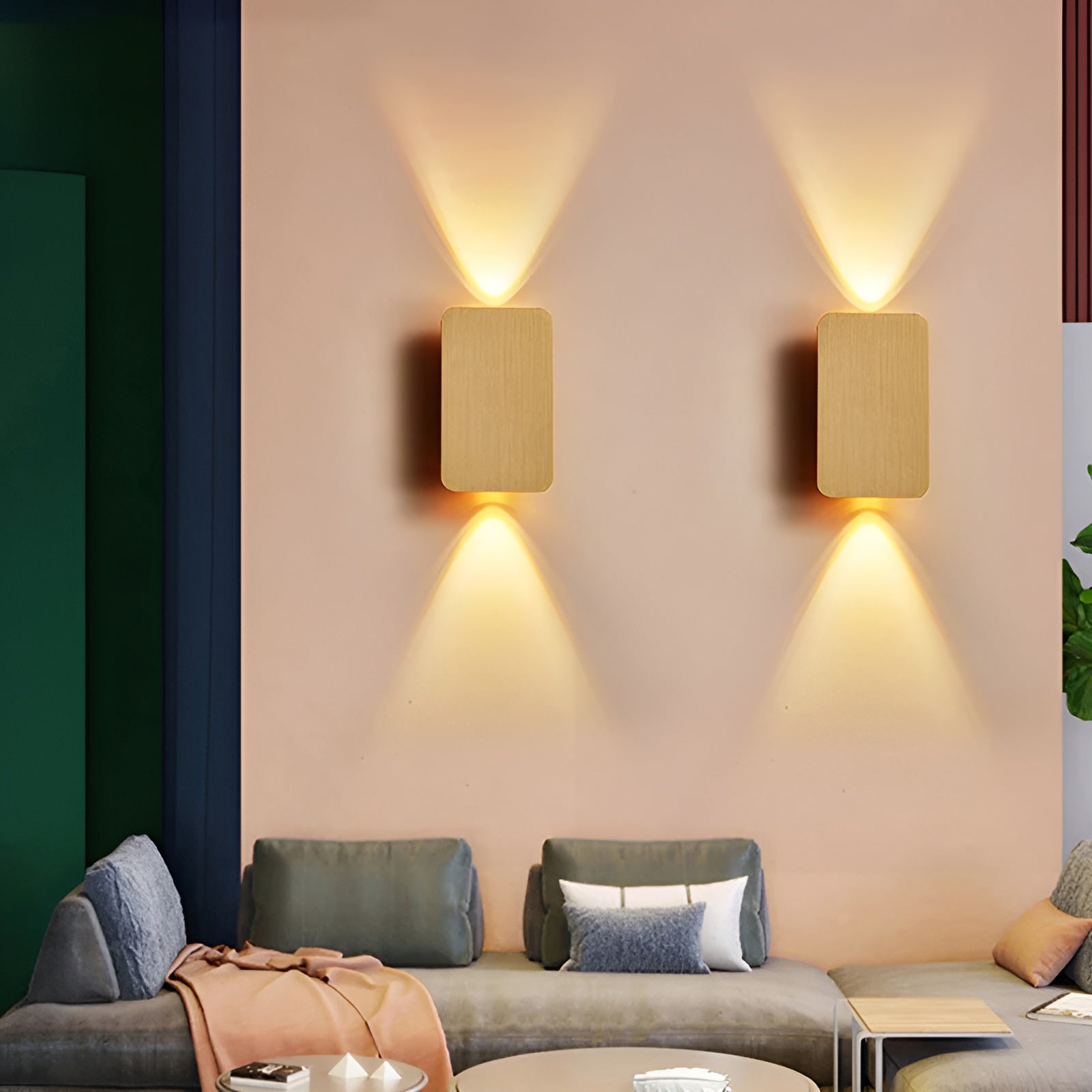 Installert moderne LED vegglampe som viser enkel montering. Minimalistisk design, perfekt for hjemmebelysning.