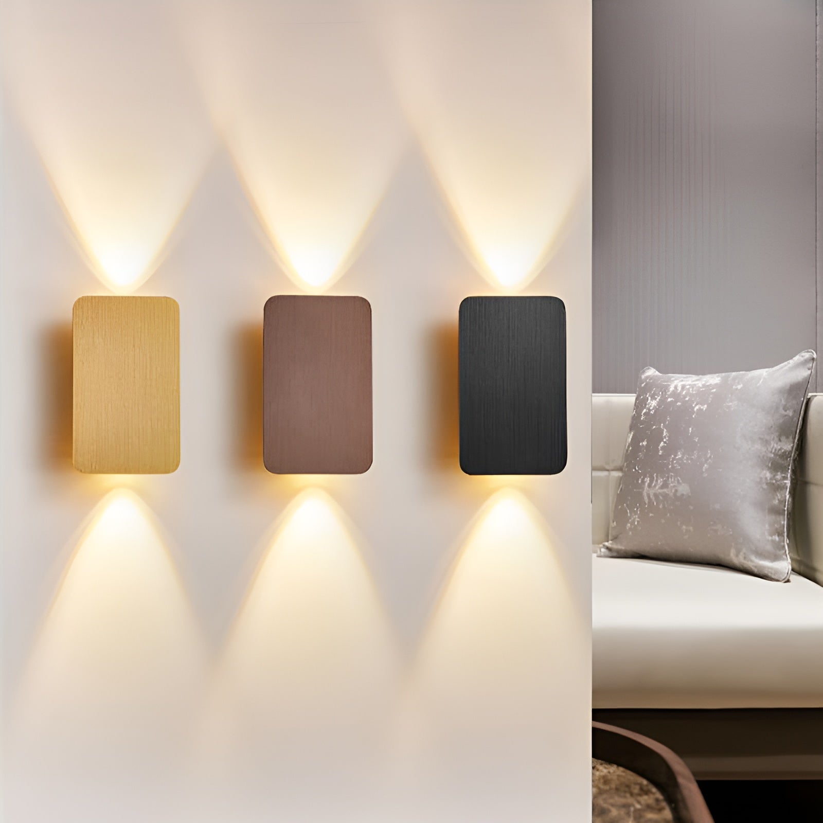 Elegant minimalistisk LED vegglampe i moderne stil. Skaper innbydende atmosfærelys for stilrene interiør.