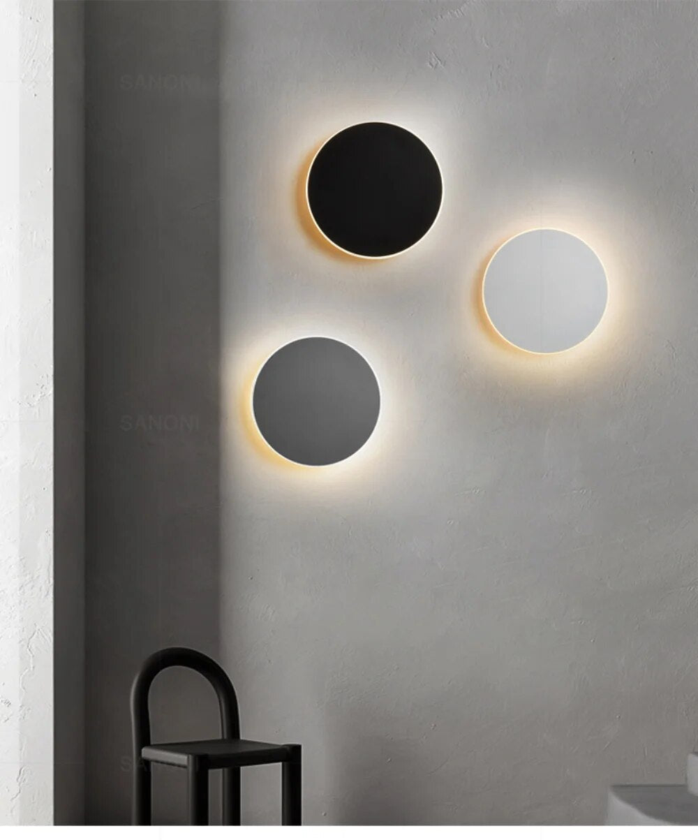 Hvit minimalistisk LED-lampe. Moderne belysning for vegg, passer perfekt til stue og soverom.