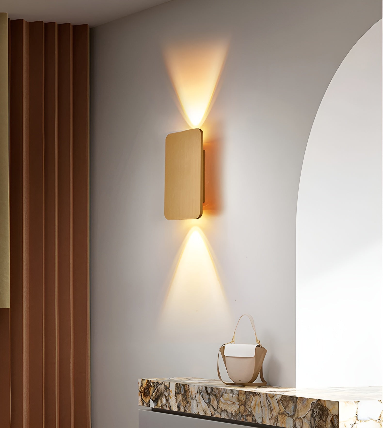 Energieffektiv LED vegglampe med moderne, minimalistisk design. Perfekt for behagelig innendørsbelysning.