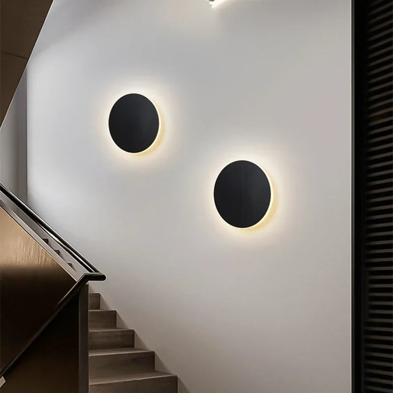 Elegant LED-vegglampe for moderne interiør. Perfekt som stuebelysning eller soveromslampe.