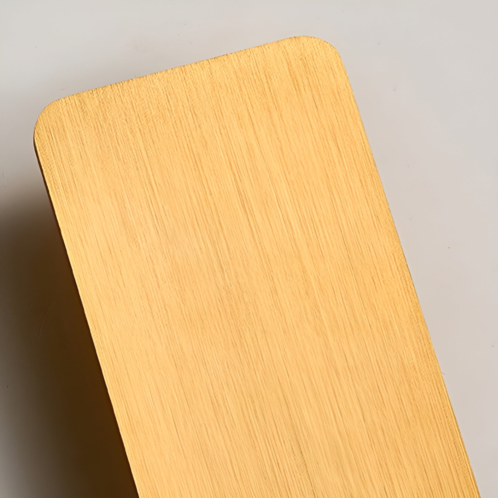 Nærbilde av slank, moderne LED vegglampe. Høy kvalitet, minimalistisk design for innendørs belysning.