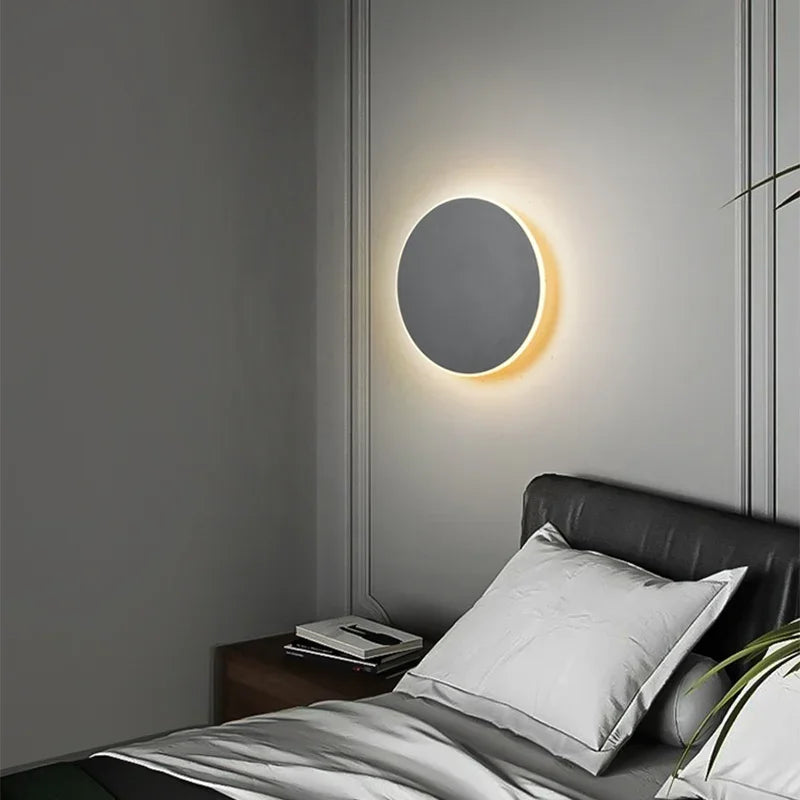 Kompakt og moderne LED-vegglampe; ideell for å skape stemning med smart, energieffektivt lys.