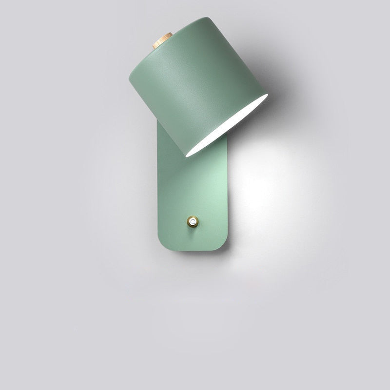 Minimalistisk LED vegglampe med integrert bryter. Dekorativ og funksjonell. Ideell for moderne interiørdesign og stuebelysning.