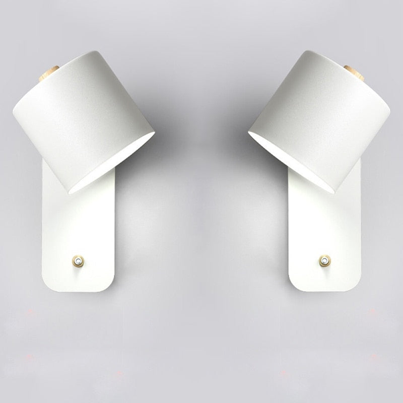 Energieffektiv LED vegglampe med praktisk bryter. Gir behagelig lys og passer i gang, stue eller soverom.