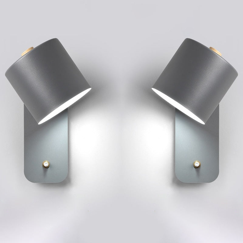 Nærbilde av den diskrete bryteren på den moderne LED vegglampen. Enkel å bruke for innendørs lys i alle rom.