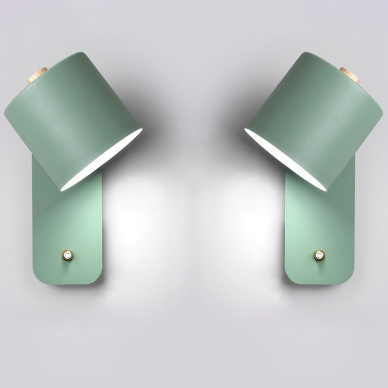 Moderne LED vegglampe på en stuevegg. Skaper varm atmosfære. Stilren og energieffektiv stuelampe med praktisk bryter.