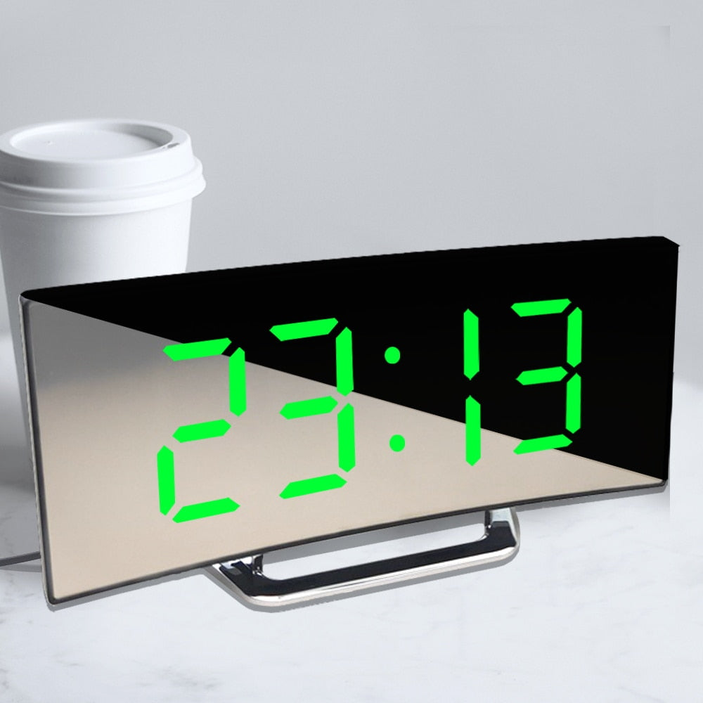 Digital vekkerklokke med speiloverflate og tydelig LED-visning av tid og romtemperatur, stilren