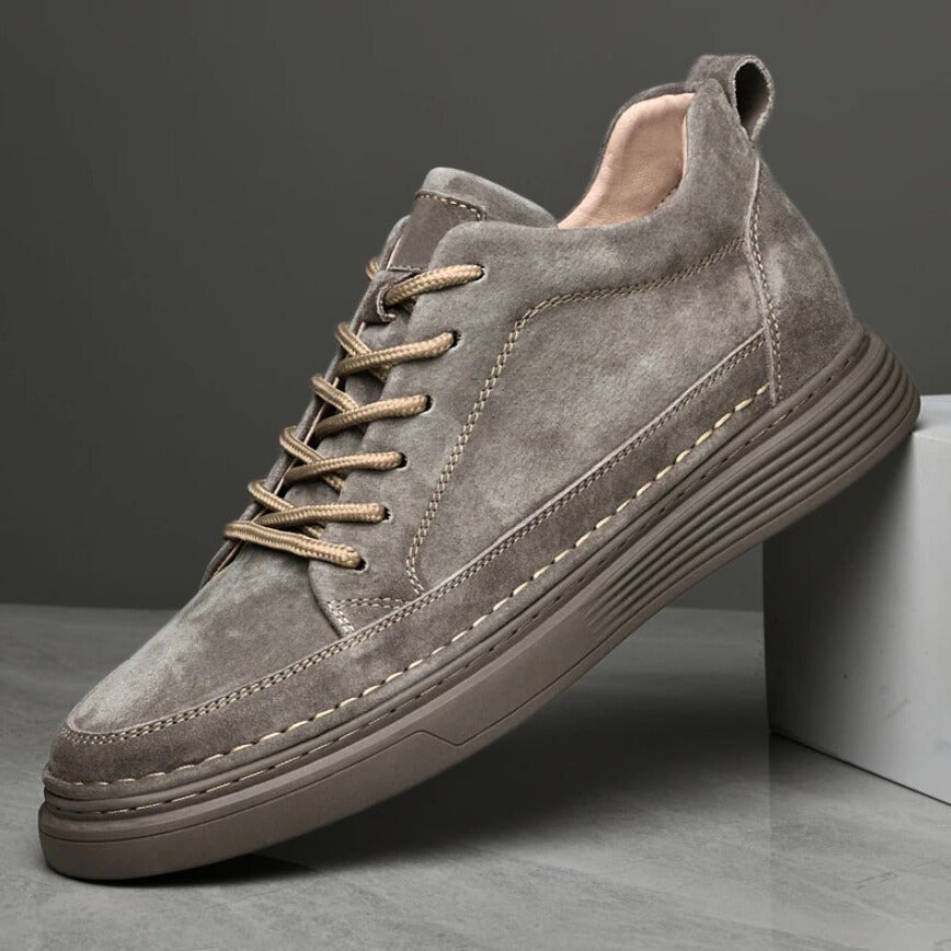 Brune herresko i moderne stil. Allsidige fritidssko og joggesko for menn som søker komfort.