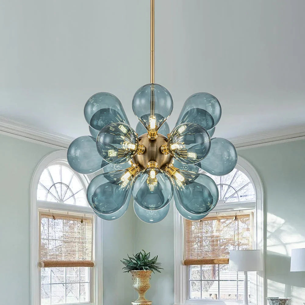 "Moderne lysekrone med 18 blå glassbobler svevende fra gyllent senter, skaper dramatisk og elegant belysning."