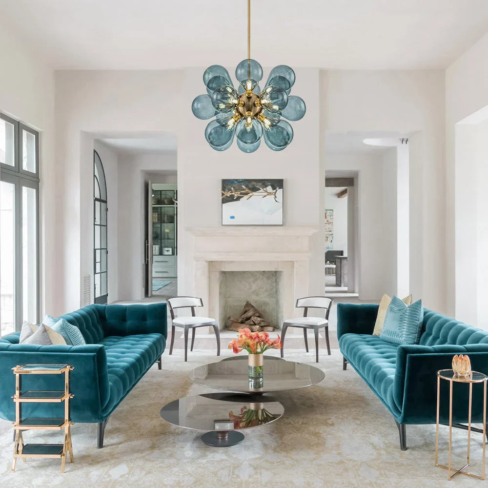 "Moderne lysekrone med 18 blå glassbobler svevende fra gyllent senter, skaper dramatisk og elegant belysning."